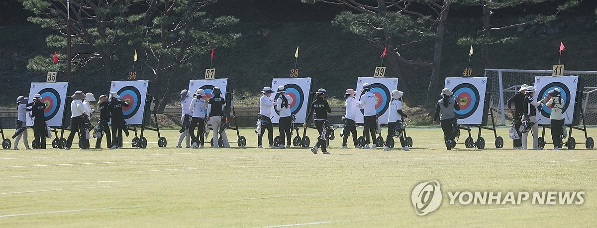 詹眉三节合砍52分，湖人命中12记三分球以97-94领先老鹰