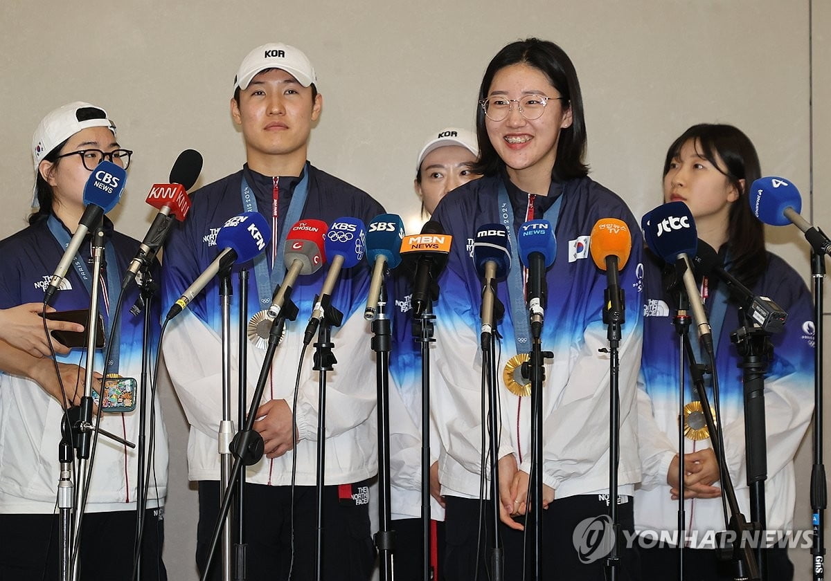 “纽约市长”上班！特雷·杨超远三分命中后肆意庆祝