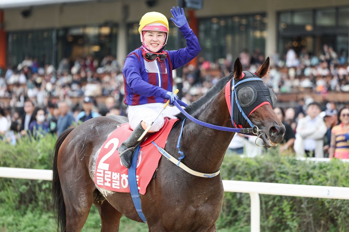 自13/14赛季欧冠以来，曼联首次单赛季欧战前6场保持不败