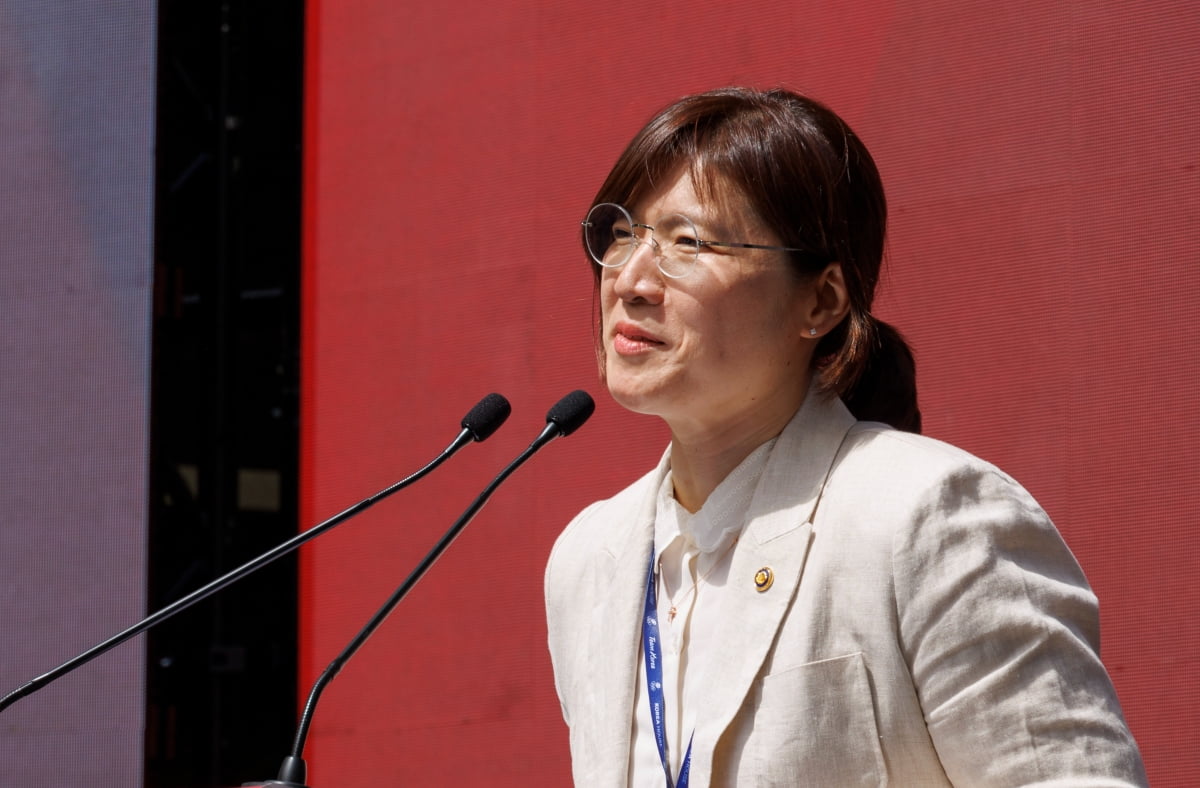 曼联女足主帅：从第一印象来看，阿莫林是个很棒的人