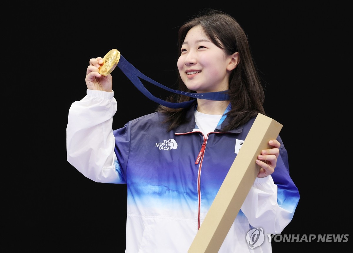 刘易斯-库克：阿森纳是支顶级球队；红牌帮助我们掌控了比赛