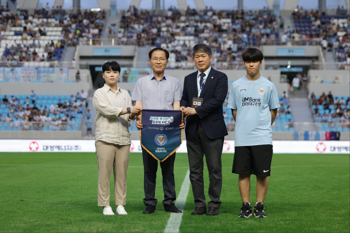 逆转！鹈鹕五虎95+29，特雷杨12+8+15，新纪录诞生，东部第六易主