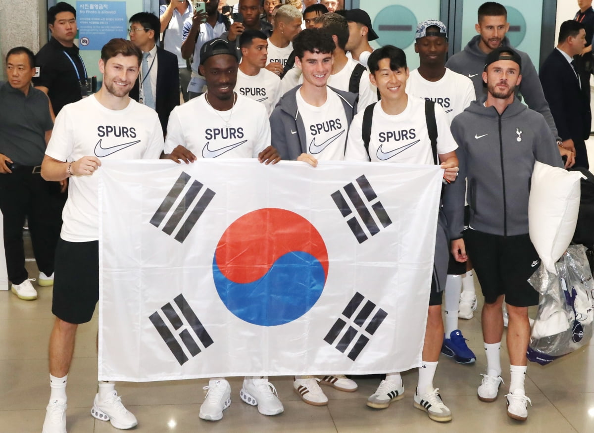 刘易斯-库克：阿森纳是支顶级球队；红牌帮助我们掌控了比赛