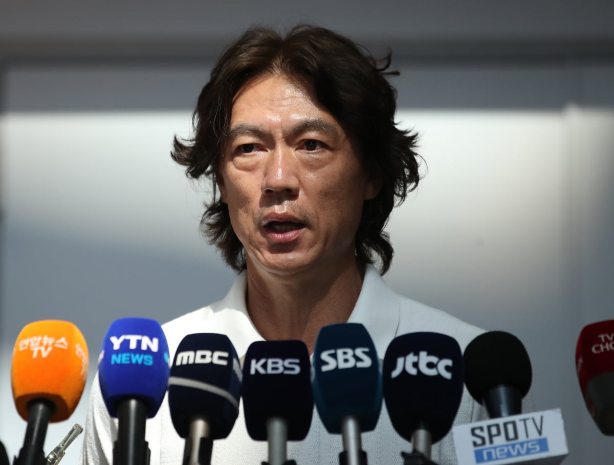 这是？赫拉芬贝赫赛后将一件阿诺德的球衣转交给贝林厄姆