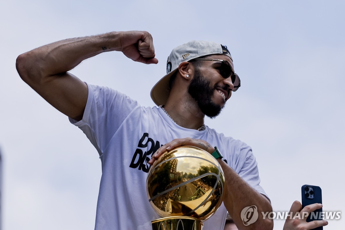 詹眉三节合砍52分，湖人命中12记三分球以97-94领先老鹰
