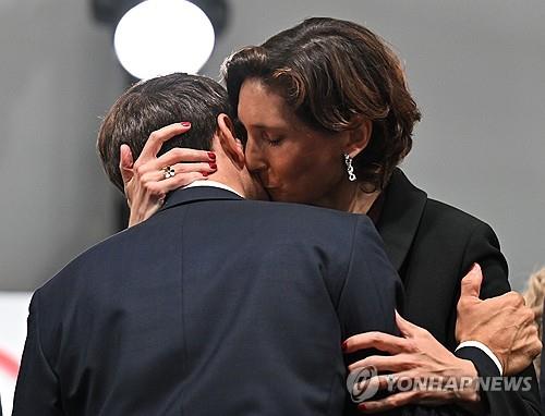 狐狸城老板气坏了！球员输球后开轰趴穿奇装异服，球迷打标语想念马雷斯卡